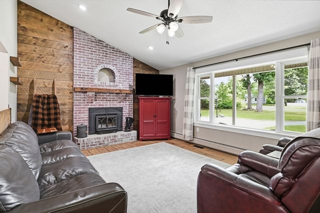 178 County Rd, Southampton, MA 01073