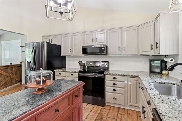178 County Rd, Southampton, MA 01073