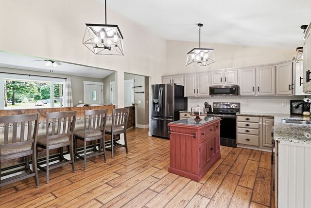 178 County Rd, Southampton, MA 01073