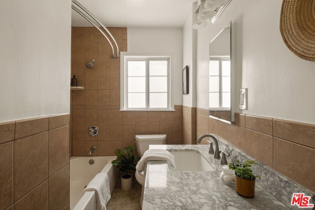 Image 16 of property listing at 13610 Bracken Street, Arleta, CA 91331