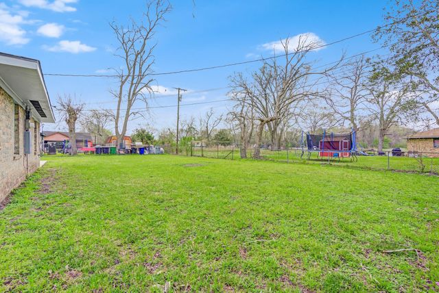 1406 W Talmage Street, Alvin, TX 77511
