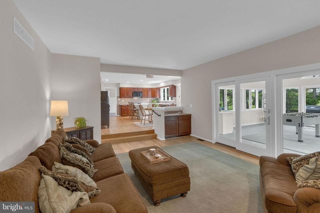 9 RIVERSTONE CIR, New Hope, PA 18938