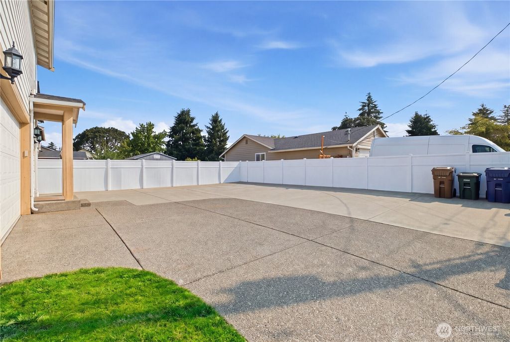 Image 8 of property listing at 9323 S Ainsworth Avenue, Tacoma, WA 98444