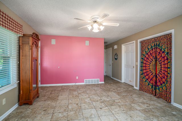 16902 206th Street, Davenport, IA 52806