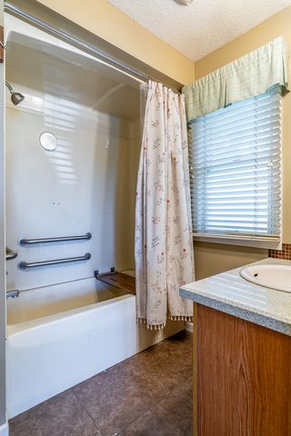 16902 206th Street, Davenport, IA 52806