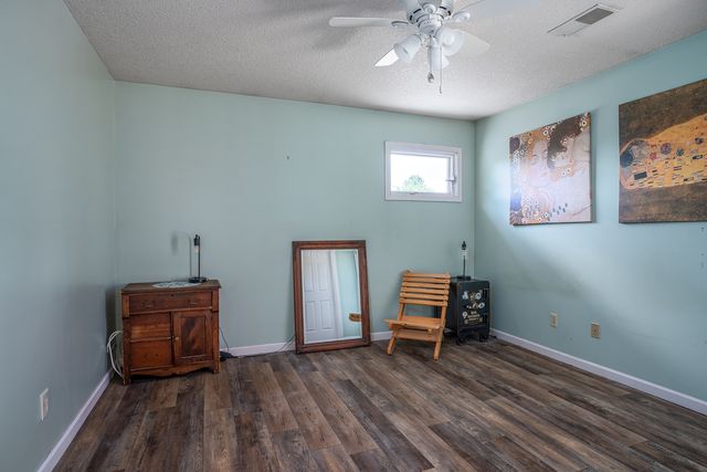 16902 206th Street, Davenport, IA 52806