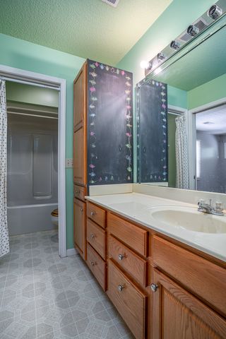 16902 206th Street, Davenport, IA 52806