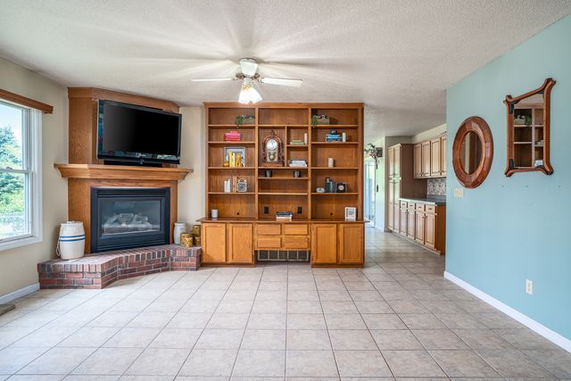 16902 206th Street, Davenport, IA 52806