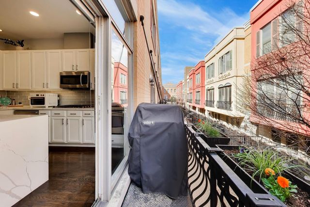 511 N PEORIA Street, Chicago, IL 60642