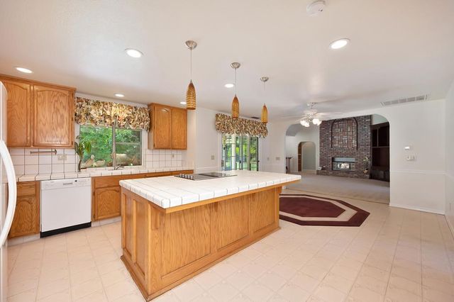 116 Raeanne Ln, Folsom, CA 95630