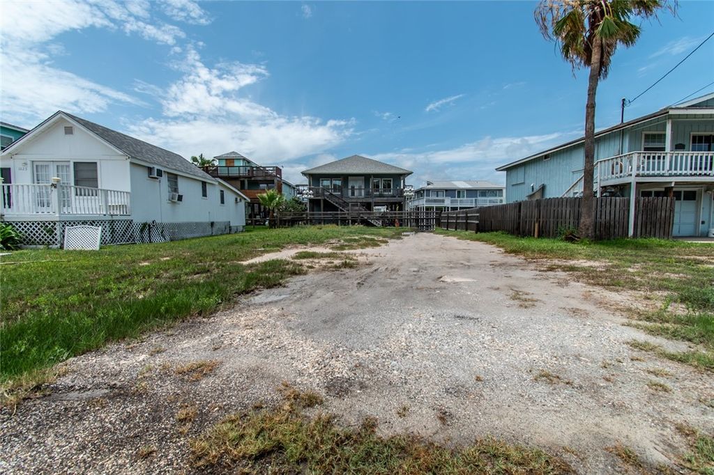 1019 S Austin St, Rockport, TX 78382 — exterior