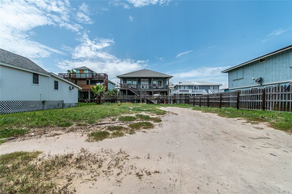 1019 S Austin St, Rockport, TX 78382 — photo 2