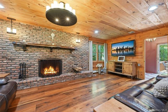 28 Maplewood Drive, Northport, NY 11768