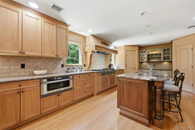 28 Maplewood Drive, Northport, NY 11768