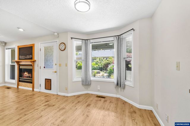 1942 Waymire St NW, Salem, OR 97304