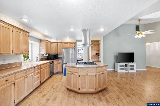 1942 Waymire St NW, Salem, OR 97304