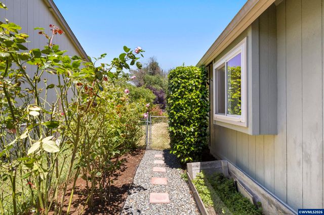 1942 Waymire St NW, Salem, OR 97304