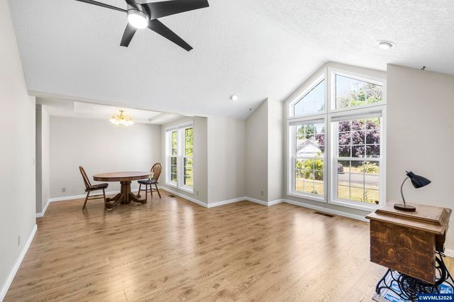 1942 Waymire St NW, Salem, OR 97304