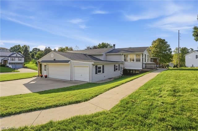 1042 Oak Hill Drive NE, Massillon, OH 44646