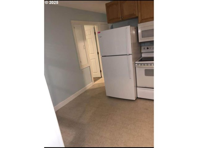 911 JQ ADAMS St, Oregon City, OR 97045