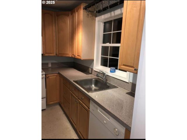 911 JQ ADAMS St, Oregon City, OR 97045