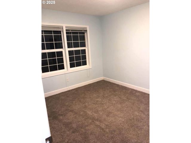 911 JQ ADAMS St, Oregon City, OR 97045