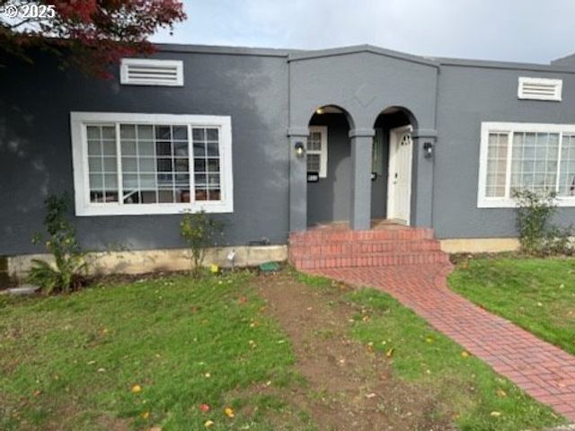 911 JQ ADAMS St, Oregon City, OR 97045