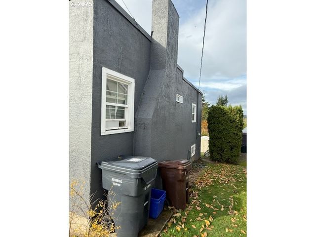 911 JQ ADAMS St, Oregon City, OR 97045