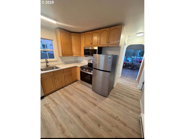 911 JQ ADAMS St, Oregon City, OR 97045