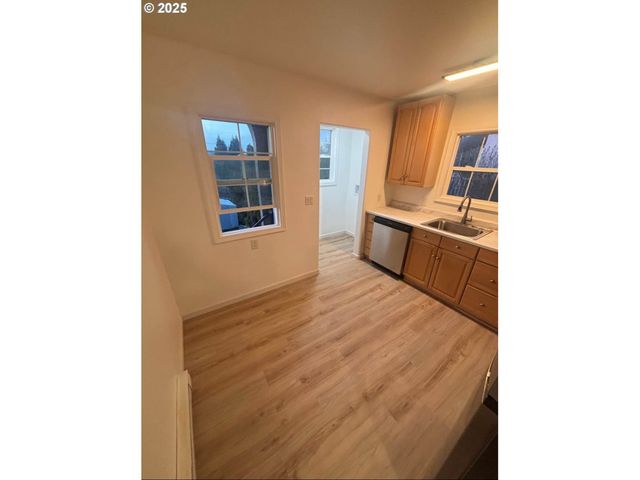 911 JQ ADAMS St, Oregon City, OR 97045