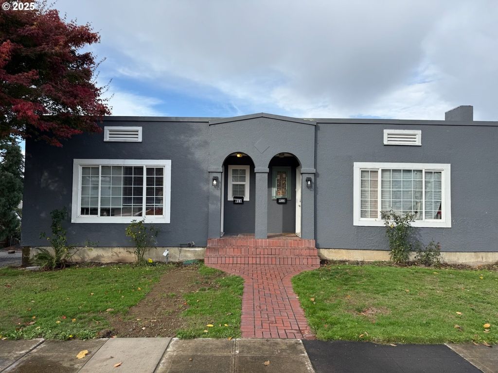 911 JQ ADAMS St, Oregon City, OR 97045