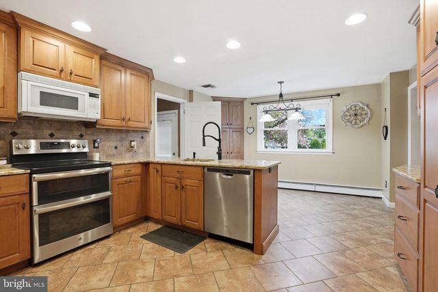 165 W JULIANNA DR, Southampton, PA 18966