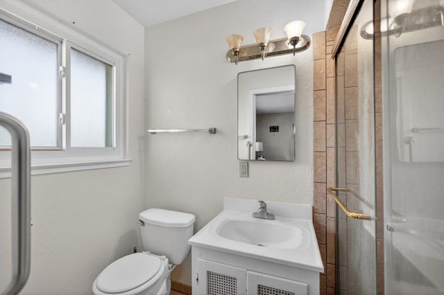 7404 Lindale Dr, Sacramento, CA 95828