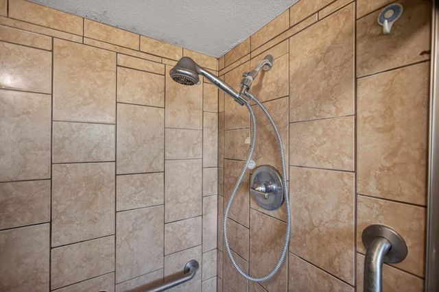 7404 Lindale Dr, Sacramento, CA 95828