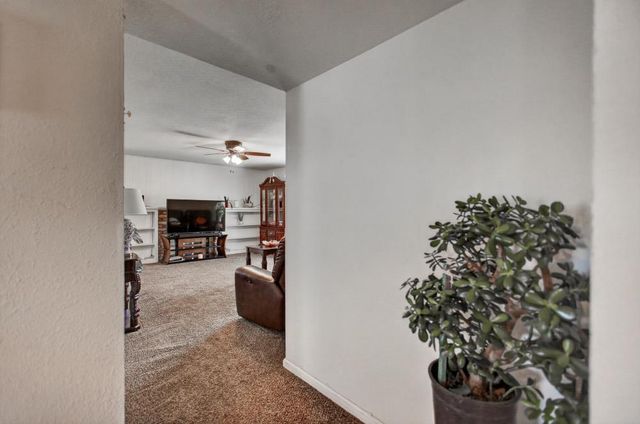 7404 Lindale Dr, Sacramento, CA 95828