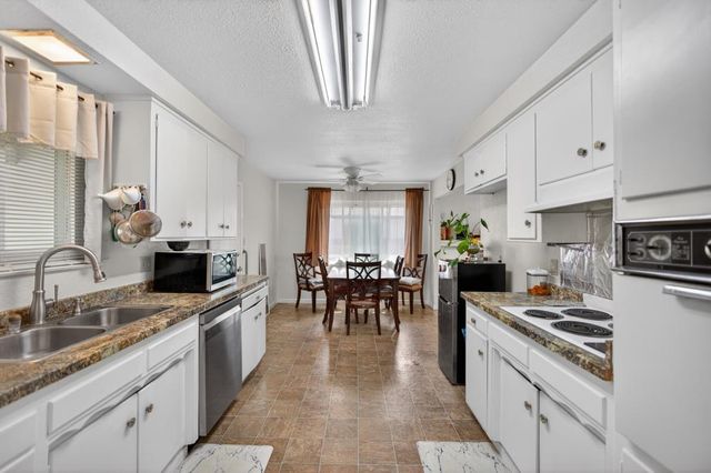 7404 Lindale Dr, Sacramento, CA 95828