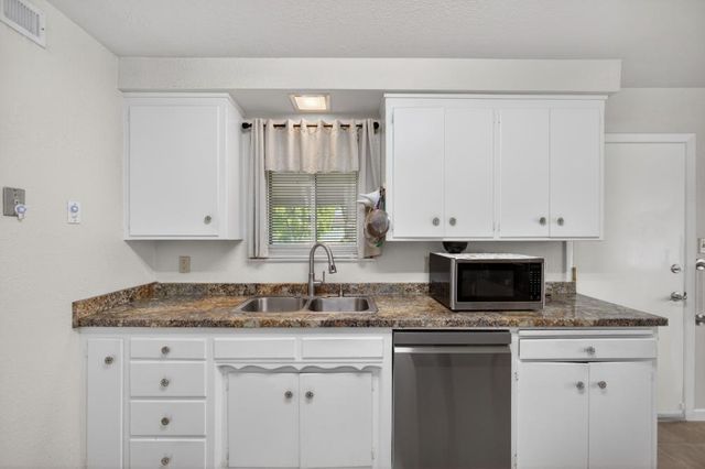 7404 Lindale Dr, Sacramento, CA 95828