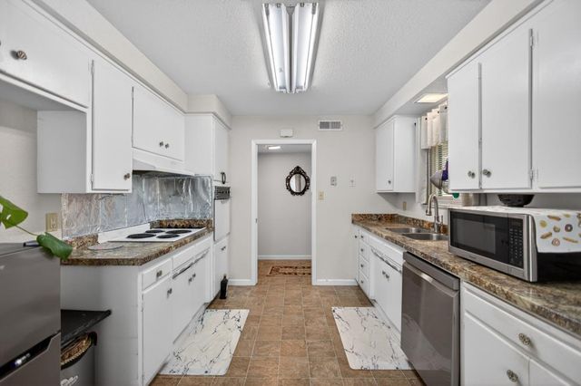 7404 Lindale Dr, Sacramento, CA 95828