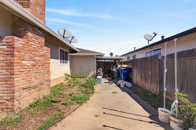 7404 Lindale Dr, Sacramento, CA 95828