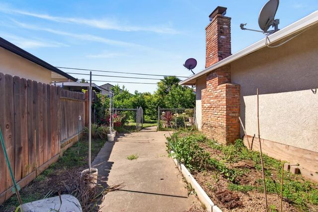 7404 Lindale Dr, Sacramento, CA 95828