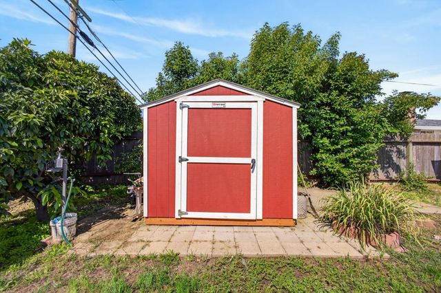 7404 Lindale Dr, Sacramento, CA 95828