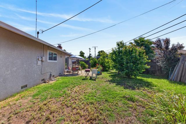 7404 Lindale Dr, Sacramento, CA 95828