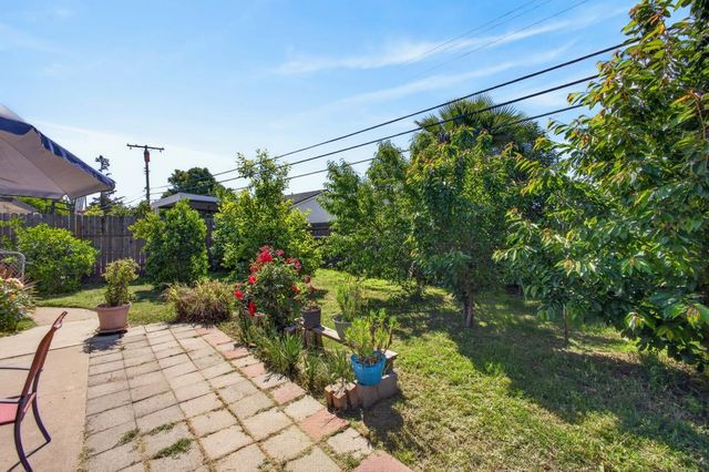 7404 Lindale Dr, Sacramento, CA 95828