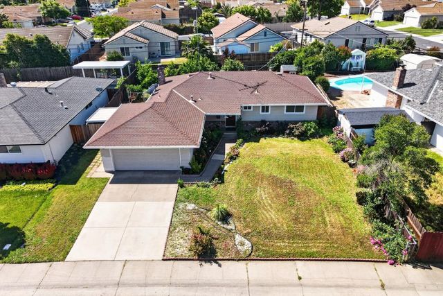 7404 Lindale Dr, Sacramento, CA 95828