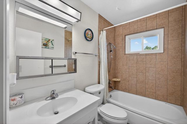 7404 Lindale Dr, Sacramento, CA 95828