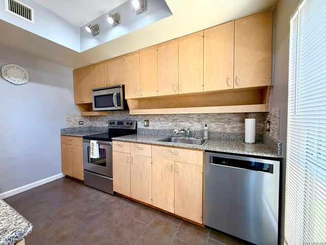 8642 Fredericksburg Rd Apt 701, San Antonio, TX 78240