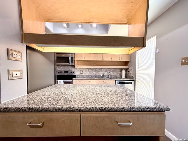 8642 Fredericksburg Rd Apt 701, San Antonio, TX 78240
