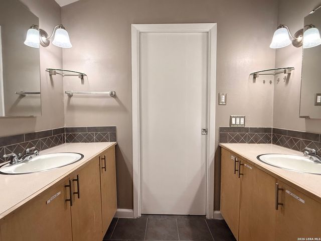 8642 Fredericksburg Rd Apt 701, San Antonio, TX 78240