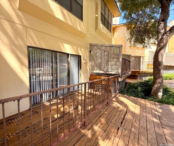 8642 Fredericksburg Rd Apt 701, San Antonio, TX 78240
