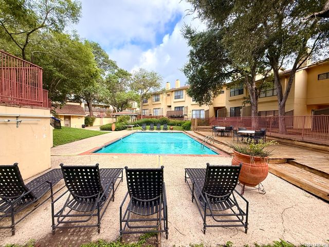8642 Fredericksburg Rd Apt 701, San Antonio, TX 78240